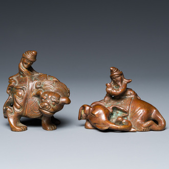 Deux poids de rouleau en bronze figurant cavaliers sogdiens sur un lion bouddhiste et un éléphant, Qing