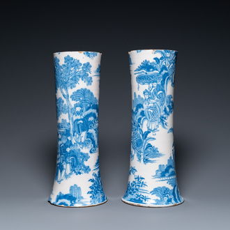 Paire de grands vases en faïence de Delft en bleu et blanc à décor chinois, 17ème