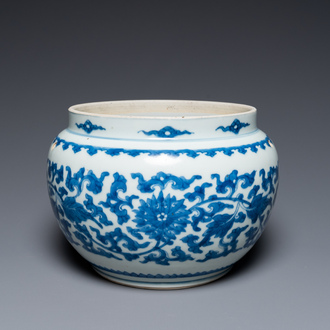 Bol en porcelaine de Chine en bleu et blanc à décor de rinceaux de lotus, Kangxi