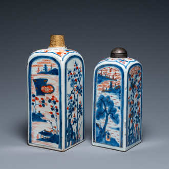 Deux bouteilles de forme carrée en porcelaine de Chine de style Imari, Kangxi