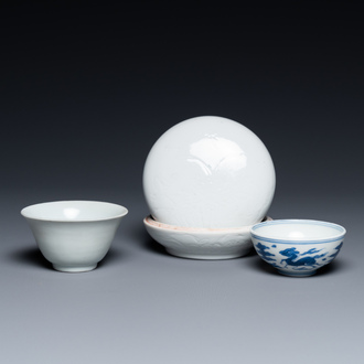 Un bol en porcelaine de Chine en blanc monochrome, un petit bol en bleu et blanc et une boîte couverte à décor incisé, Ming et Qing