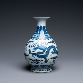 Vase de forme 'yuhuchunping' en porcelaine de Chine en bleu et blanc sur socle en bois, marque de Qianlong, 19/20ème