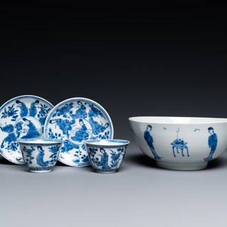 Paire de tasses et soucoupes et un bol en porcelaine de Chine en bleu et blanc, Kangxi