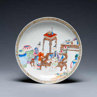 Assiette en porcelaine de Chine dit coquille d'oeuf en émaux famille rose à décor d'un garçon et ses deux gouvernantes dans un intérieur, Yongzheng