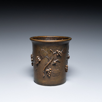 Pot à pinceaux en bronze à décor d'un écureuil sur des vignes, Chine, marque de Qianlong, 18/19ème