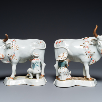 Paire de groupes de trayeurs de vaches en faïence blanche de Delft surdécorée à froid, 18ème