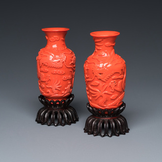 Paire de vases en verre de Pékin simulant du corail sur socles en bois, Chine, 19/20ème