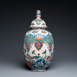 A ribbed Dutch Delft cashmere palette vase and cover, 1st quarter 18th C.