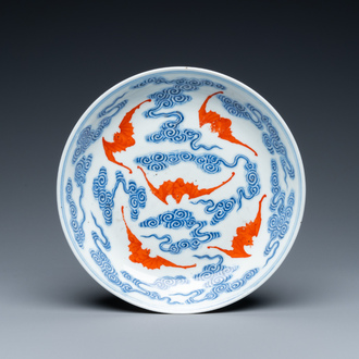 Coupe en porcelaine de Chine en bleu, blanc et rouge de fer à décor de chauve-souris et nuages, marque et époque de Guangxu