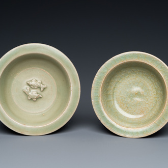 Twee Chinese celadon-geglazuurde schoteltjes, waarvan één met twee vissen-decor, Ming