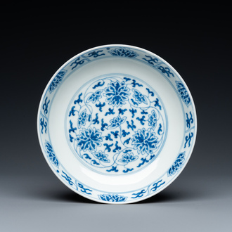 Coupe en porcelaine de Chine en bleu et blanc à décor de lotus, marque et probablement époque de Tongzhi