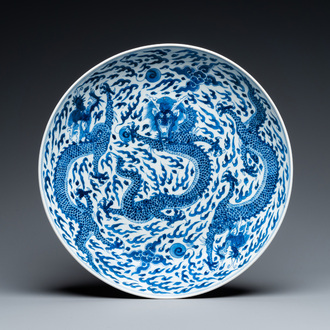 Plat en porcelaine de Chine en bleu et blanc à décor de dragons, marque et époque de Kangxi