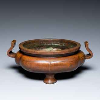Brûle-parfum tripod en bronze en forme de lotus, Chine, fin Ming ou début Qing