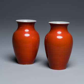 Paire de vases en porcelaine de Chine en rouge de corail monochrome, 18/19ème