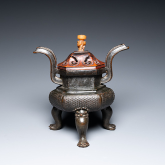 Brûle-parfum tripod en bronze au couvercle au fretel en jade, Chine, daté 1477, Chenghu