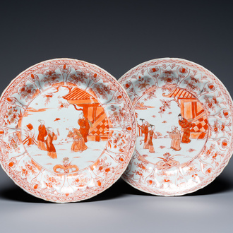 Deux plats en forme de lotus en porcelaine de Chine en rouge de fer et doré, Kangxi