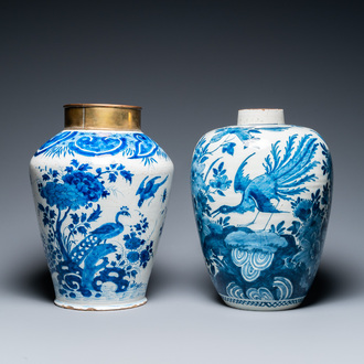 Deux vases en faïence de Delft en bleu et blanc à décor d'oiseaux parmi des branches fleuries, 18ème