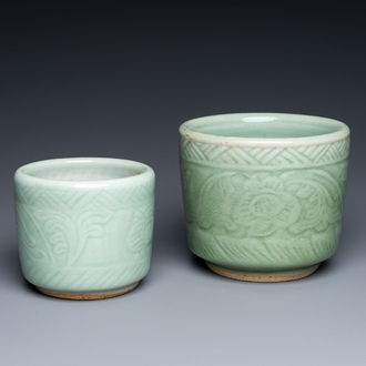 Deux pots à pinceaux en porcelaine de Chine en céladon à décor sous l'émail, 19ème