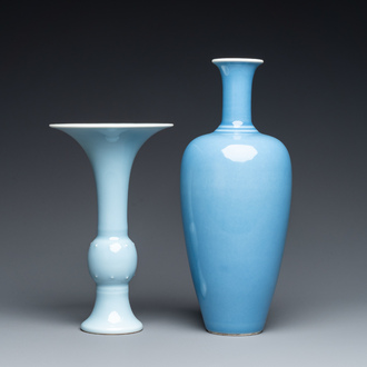 Deux vases en porcelaine de Chine en bleu monochrome, marque de Kangxi et Guangxu, 19/20ème