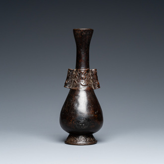 Een Chinese bronzen 'pijlen' vaas, Yuan