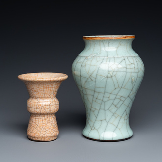 Deux vases en porcelaine de Chine à émail craquelé, probablement 18ème