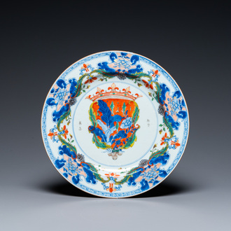 Plat en porcelaine de Chine en bleu et blanc surdécoré aux Pays-Bas à décor armorié, Yongzheng