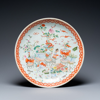 Plat en porcelaine de Chine famille rose à décor d'antiquités, République