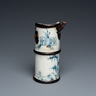 Pipe à eau en porcelaine en bleu et blanc, Chine du Sud ou Vietnam, 19ème