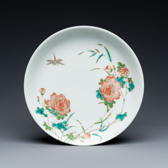 Assiette en porcelaine de Chine famille rose à décor d'une libellule et de pivoines, marque de Yongzheng, République