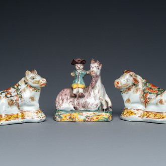 Trois miniatures en faïence de Delft polychrome et à peinture froide figurant un homme sur chèvre et deux vaches, 18ème