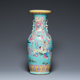 Vase en porcelaine de Chine famille rose à fond turquoise à décor d'immortels, 19ème