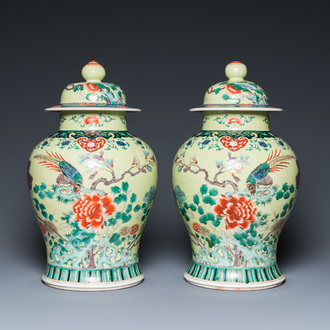 Paire de vases couverts en porcelaine de Chine famille verte à fond jaune, 19ème