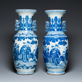 Paire de vases à décor des 'Sanxing' en porcelaine de Chine en bleu et blanc, Jiaqing