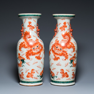 Paire de vases en porcelaine de Chine à décor polychrome de lions bouddhistes, 19ème