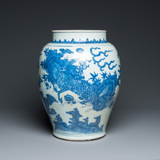 Vase en porcelaine de Chine en bleu et blanc à décor d'un qilin et d'un phénix, époque Transition