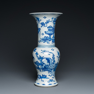 Vase de forme 'yenyen' en porcelaine de Chine en bleu et blanc à décor d'antiquités, Kangxi