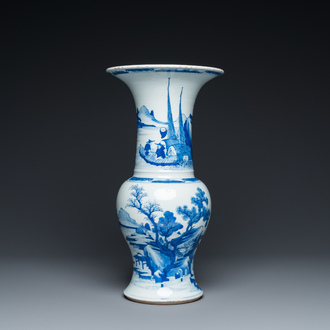 Vase de forme 'yenyen' en porcelaine de Chine en bleu et blanc à décor de pêcheurs, 19ème