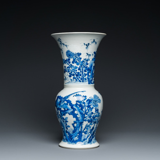 Vase de forme 'yenyen' en porcelaine de Chine en bleu et blanc rehaussé en bianco sopra bianco, Kangxi