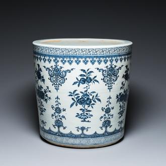 Importante jardinière cylindrique en porcelaine de Chine en bleu et blanc à décor 'sanduo', Qianlong