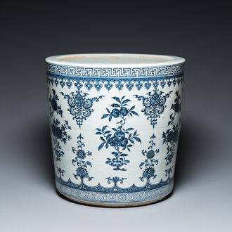 Een fraaie Chinese blauw-witte jardinière met sanduo decor, Qianlong