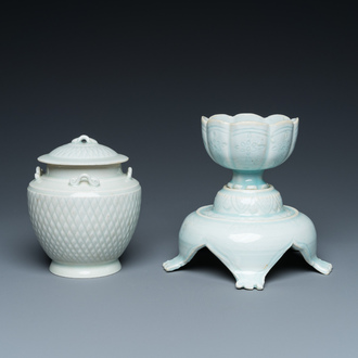 Un vase couvert en porcelaine de Chine qingbai et un bol sur support, Song ou postérieur