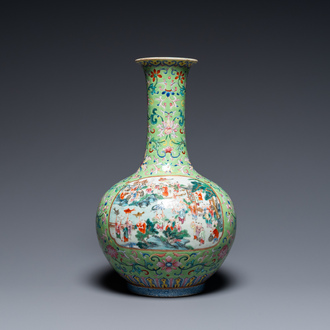 Vase de forme bouteille en porcelaine de Chine famille rose à fond vert de limon, marque et époque de Jiaqing