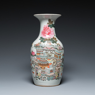 Un vase en porcelaine de Chine qianjiang cai à décor d'antiquités, signé Dai Huanzhao 戴煥昭, daté 1908