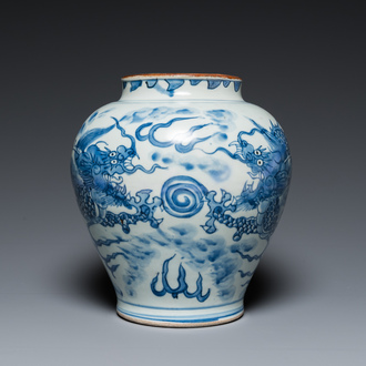 Vase en porcelaine de Chine en bleu et blanc à décor de dragons, Shunzhi