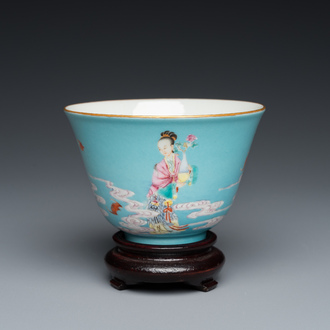 Een fijne Chinese famille rose kom met turquoise fondkleur, Yongzheng merk en mogelijk periode