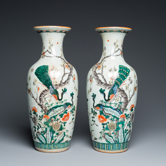 Paire de vases en porcelaine de Chine famille verte à fond craquelé, 19ème