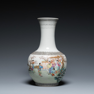 Vase de forme bouteille en porcelaine de Chine famille rose, marque de Qianlong, République