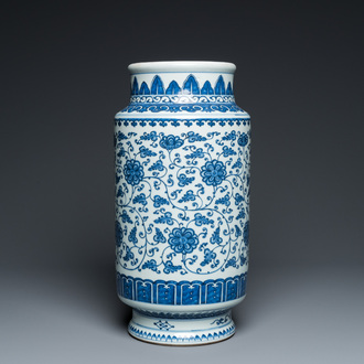 Vase en porcelaine de Chine en bleu et blanc à décor de rinceaux de fleurs, probablement Qianlong