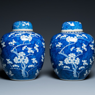 Paire de pots couverts en porcelaine de Chine en bleu et blanc, 19ème