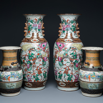 Deux paires de vases en porcelaine de Chine dite 'de Nankin', 19ème